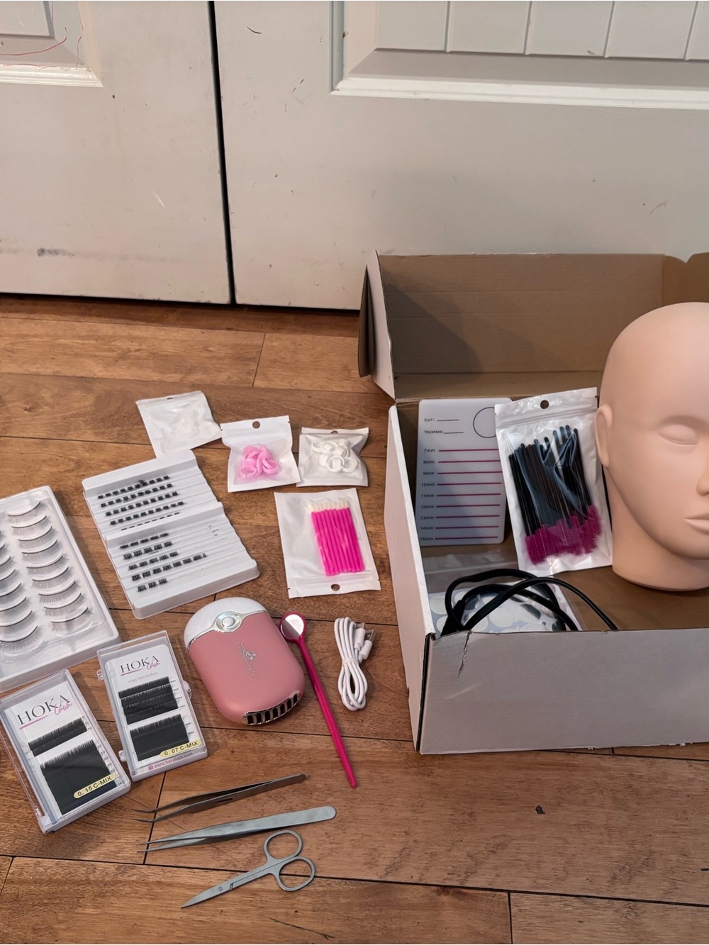 Hoka Pink and White Lash Extension Kit Accessories